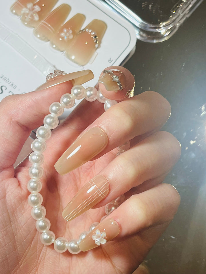 Press on nails - Gentle Flower (Neutral Colour)