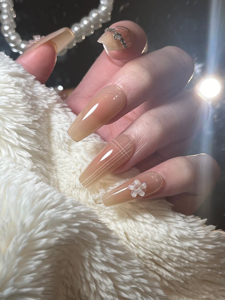 Press on nails - Gentle Flower (Neutral Colour)