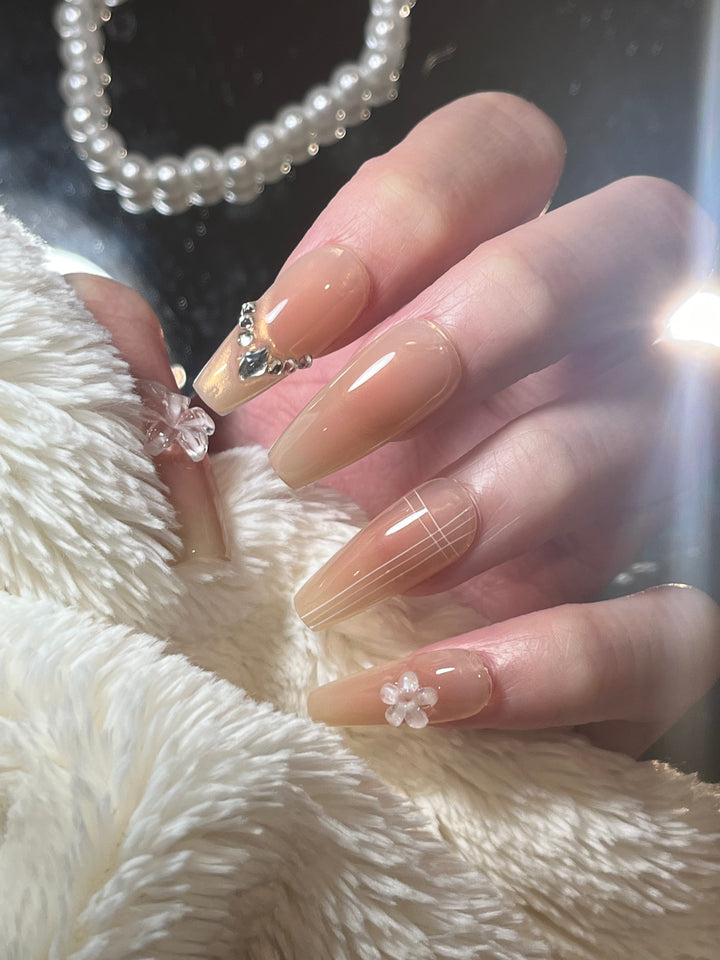 Press on nails - Gentle Flower (Neutral Colour)