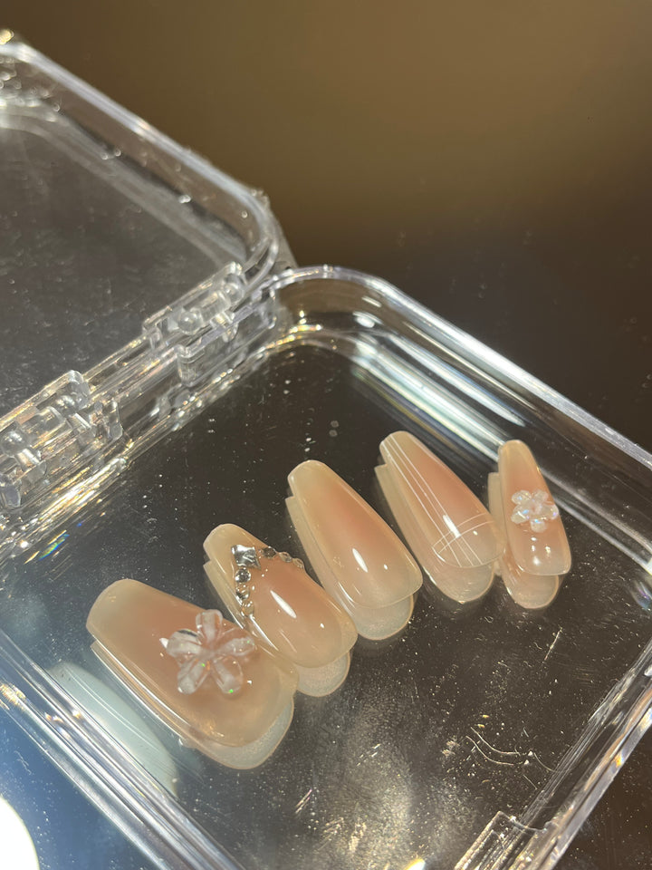 Press on nails - Gentle Flower (Neutral Colour)