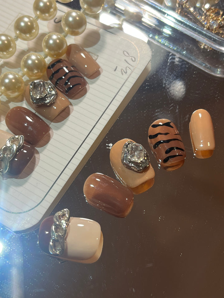 Press on nails - Wild Life